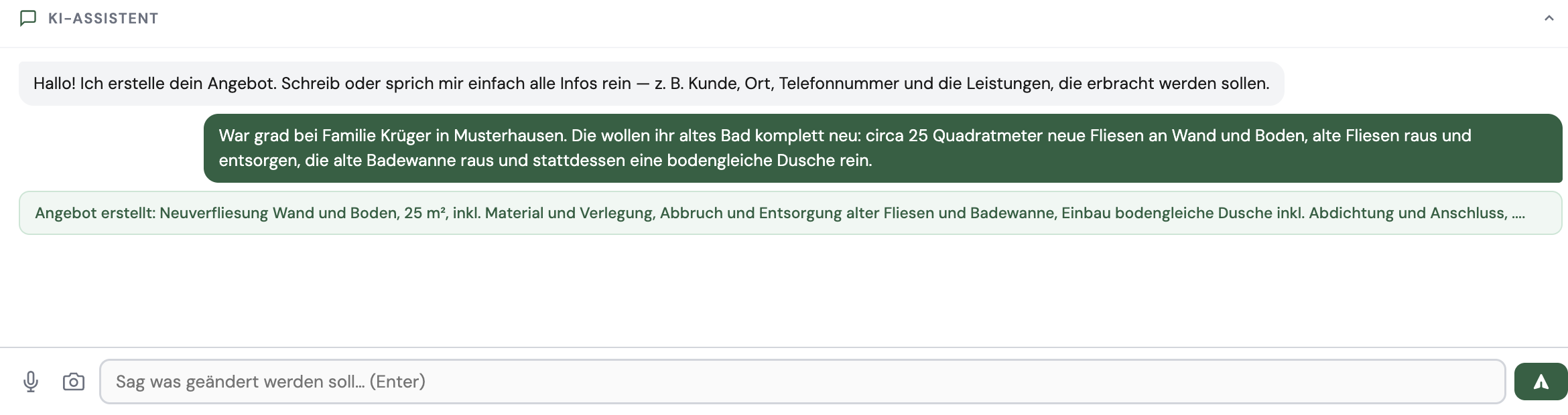KI-Assistent in HandwerksFlow: Der Handwerker beschreibt eine Badsanierung mit 25 Quadratmetern Fliesen, der Assistent meldet den erstellten Angebotsentwurf